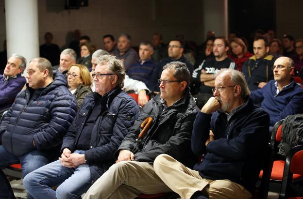 Los taxistas durante la reunión en el centro social de Ciudad Naranco. 