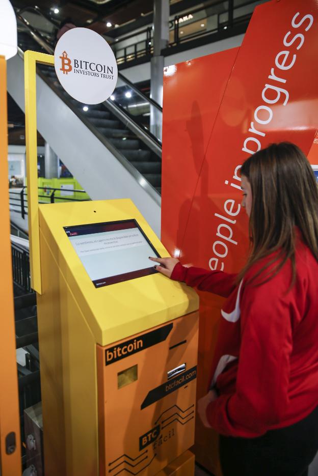 Cajero de bitcoins ubicado en Los Fresnos, en Gijón. 