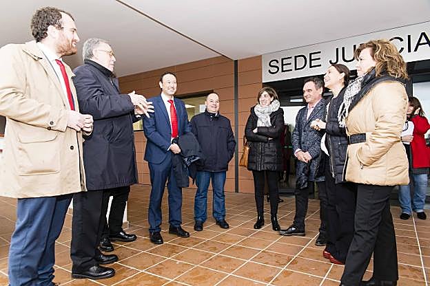 Iván Allende, Ignacio Vidau, Guillermo Martínez, Marcos Gutiérrez, Patricia Ferrero, Juan Cañal, Dolores Carcedo y Esther Fernández conversan ante el nuevo juzgado de Piloña, inaugurado ayer. 