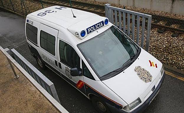 Furgón de la Policía Nacional en el que el detenido por la violación fue trasladado a la Comisaría. 