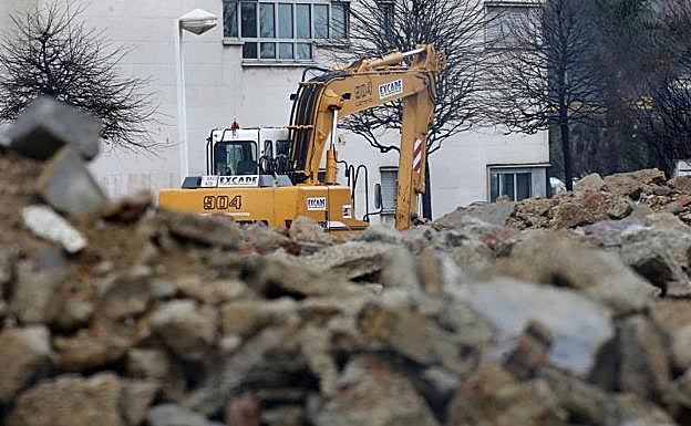 Imagen. La maquinaria, durante el derribo.