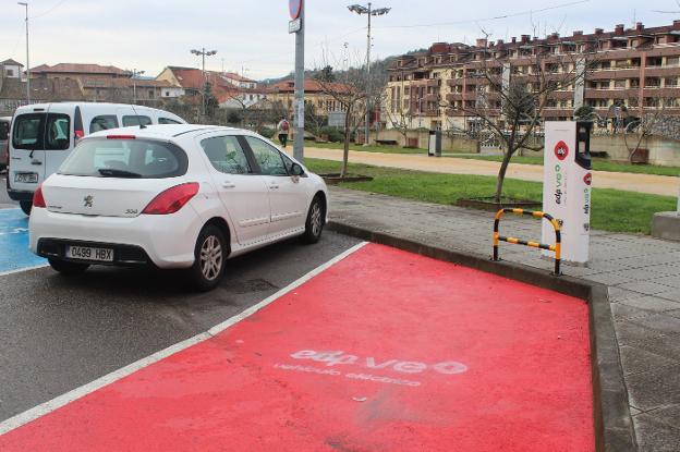 Punto de recarga para coches eléctricos en El Pelambre. :: A. G.-O.