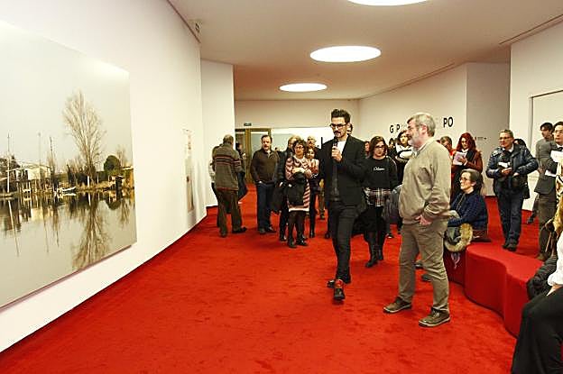 El público atiende a las explicaciones del comisario de la exposición. 