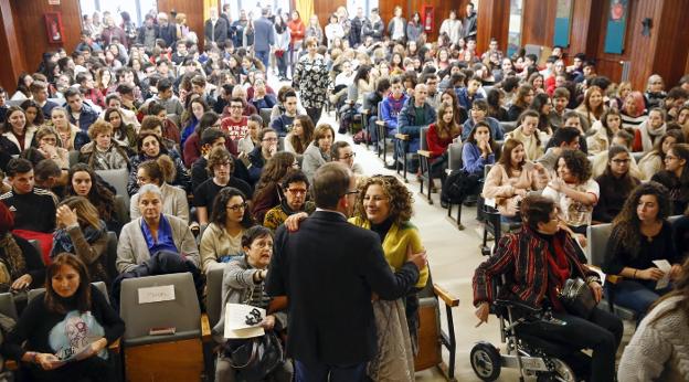 El profesor de Historia Manuel Álvarez abraza a Carmen Ojinaga, viuda de Pedro, en salón de actos del instituto, totalmente lleno. 