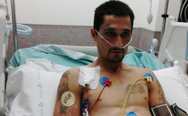 Gonzalo Montoya ingresado en el hospital, en una imagen tomada y cedida por su familia. 