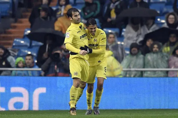 Fornals celebra su gol con su compañero Trigueros. 