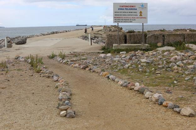 Acceso prohibido con señal y cadena al espigón de San Juan. 