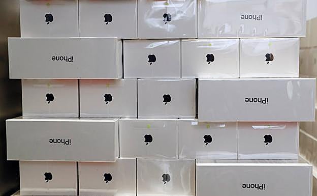 Varios iPhone en sus cajas antes de ser vendidos. 