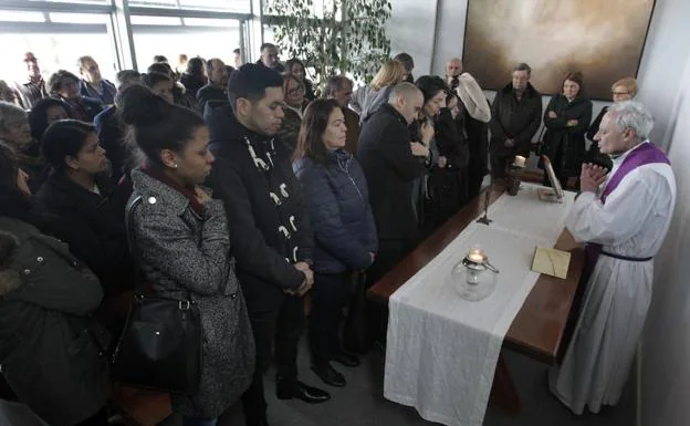 El Tanatorio Ciudad de Oviedo acogió el funeral por el joven fallecido ayer en accidente de moto
