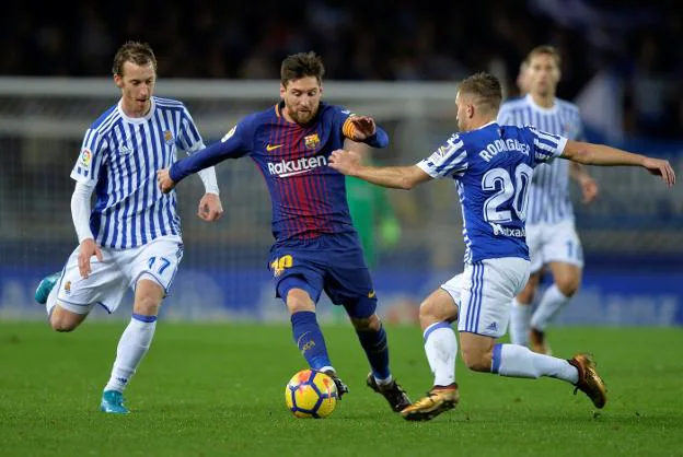 Leo Messi, en el centro, trata de regatear a Rodrigues, mientras es perseguido por Zurutuza. 