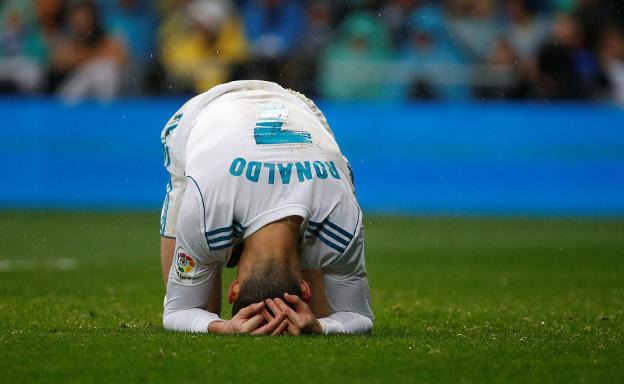Cristiano Ronaldo se lamenta sobre el césped del Bernabéu ante el Villarreal. 