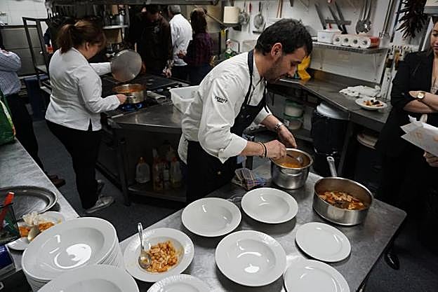 Arriba, Lastre y Menéndez recogen el primer premio de la semifinal. Abajo, Juan Fernández, de Llamber, prepara sus platos. 