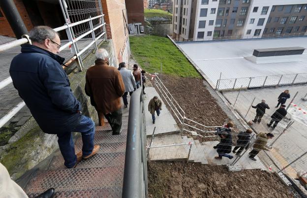 Un grupo de residentes baja las escaleras. 