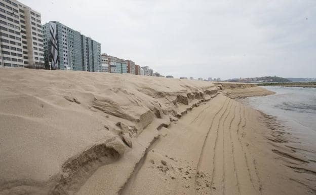 La playa de San Lorenzo de Gijón recuperó una superficie de arena como casi siete campos de fútbol