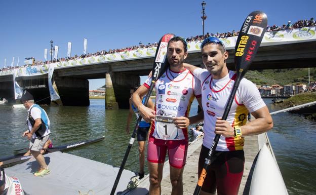 l riosellano Walter Bauzán y el grupista Álvaro Fernández Fiuza, ante el puente de Ribadesella tras un Descenso que ya han ganado en ocho ocasiones. 