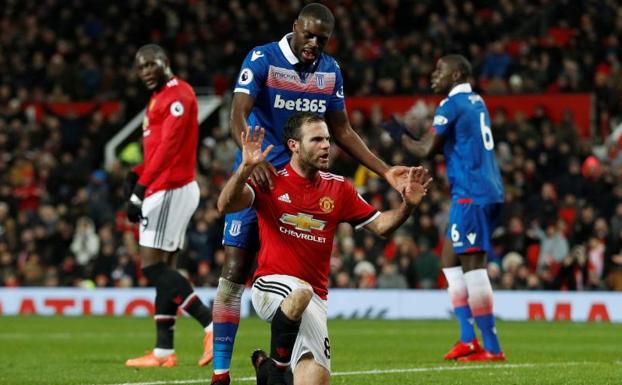 Martins Indi y Juan Mata durante el encuentro entre el Manchester United y el Stoke City de la Premier League