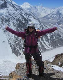 Imagen secundaria 2 - Arriba, el equipo de Rosa Fernández sube al Chola Pass, camino de Zongla, durante su aventura por la región de Khumbu, el pasado noviembre. Abajo a la izquierda, las integrantes del Una a Una, en la cumbre del Gokyo, a 5.357 metros de altura.