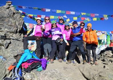 Imagen secundaria 1 - Arriba, el equipo de Rosa Fernández sube al Chola Pass, camino de Zongla, durante su aventura por la región de Khumbu, el pasado noviembre. Abajo a la izquierda, las integrantes del Una a Una, en la cumbre del Gokyo, a 5.357 metros de altura.