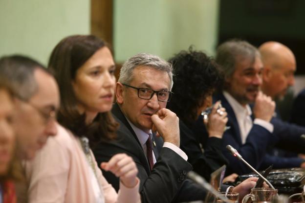 El rector, Santiago García Granda, al inicio del Consejo de Gobierno. 