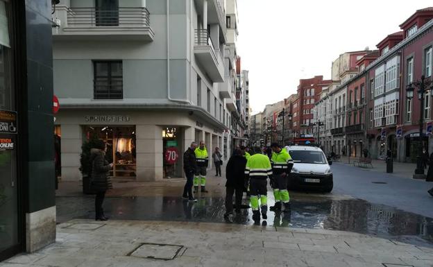 Técnicos y operarios de Aguas de Avilés observan una de las alcantarillas problemáticas. 