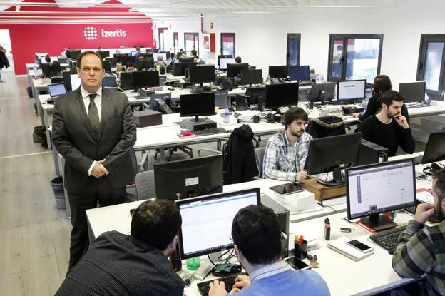 El presidente de Izertis, Pablo Martín, en las oficinas principales de la empresa en el Intra, en la Milla del Conocimiento. 
