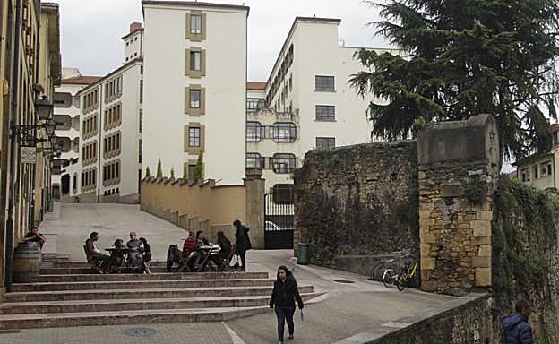La Casa Sacerdotal, edificio de viviendas para clérigos, está situado en el Oviedo Antiguo.