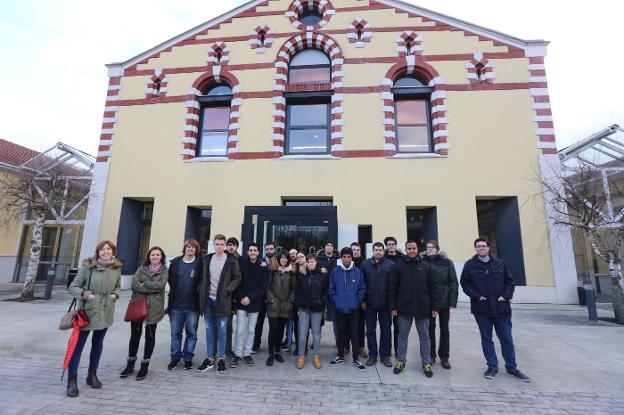 Alumnos del CIFP Avilés que ayer visitaron La Curtidora. :: MARIETA