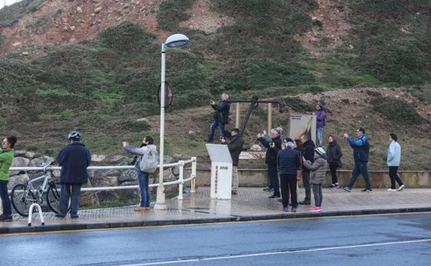 Imagen. Numerosos cuirosos se acercaron hasta el paseo marítimo de Salinas para hacer fotos de las olas.