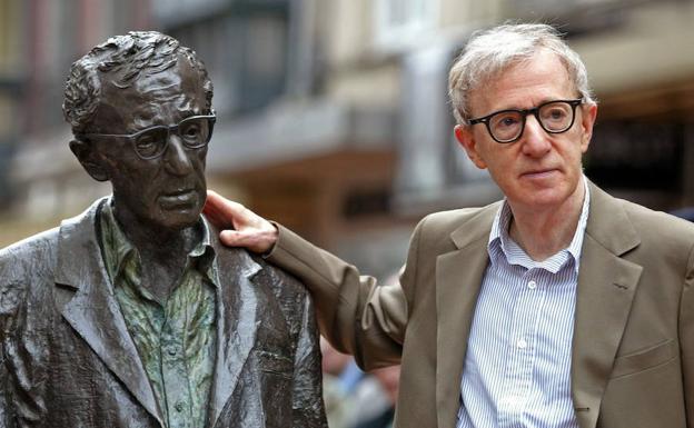 WoodyAllen posa junto a su estatua en Oviedo en mayo de 2005. 