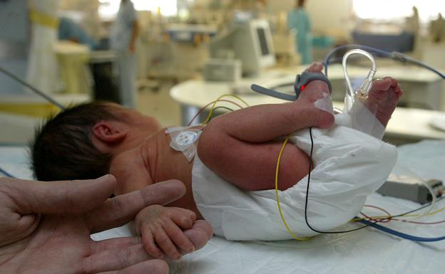 Un bebé recien nacido.