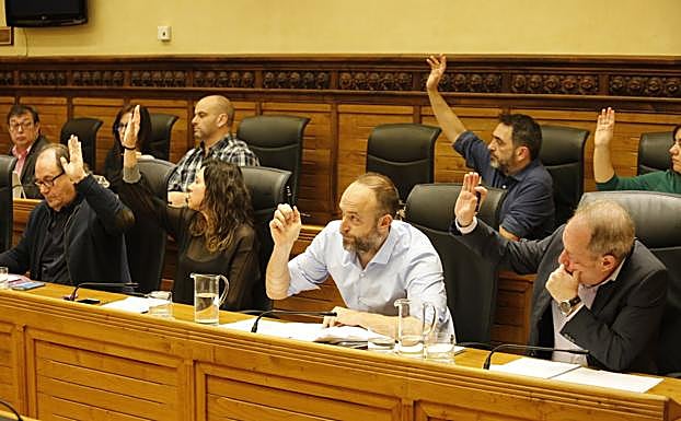 Los concejales de Xixón Sí Puede, durante una votación en el Pleno del miércoles.