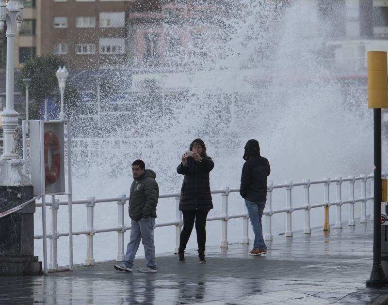 La boya de Puertos del Estado fondeada frente a la bahía gijonesa registró una ola de 7,51 metros de altura
