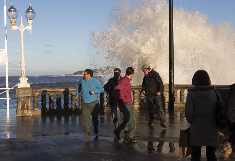 La boya de Puertos del Estado fondeada frente a la bahía gijonesa registró una ola de 7,51 metros de altura