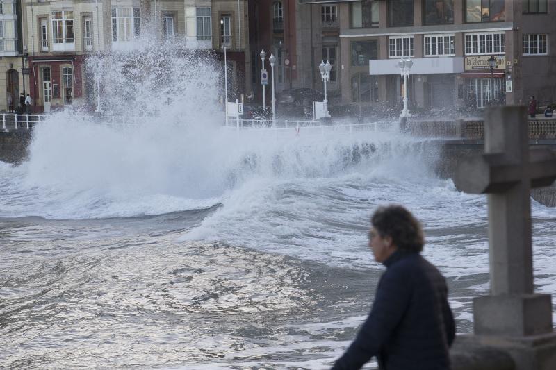 La boya de Puertos del Estado fondeada frente a la bahía gijonesa registró una ola de 7,51 metros de altura