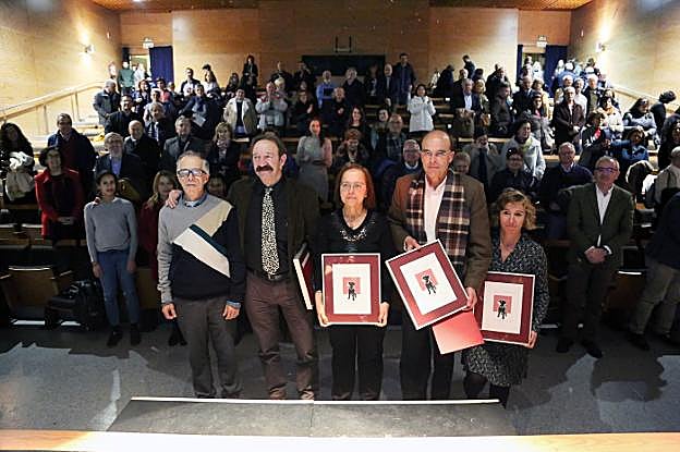 Arturo Castro y José Antonio Lobato, de Teatro Margen; Ana Cano, Belarmino Fernández, presidente de la Asociación Cultural de Bueño y Lola Menéndez, que recogió el premio de Carmen Bascarán. 