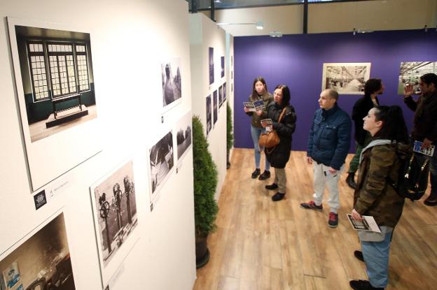 Taboada, en la exposición con fotografías de La Vega. 