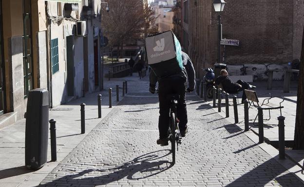 Un repartidor de Deliveroo, en las calles de Madrid.
