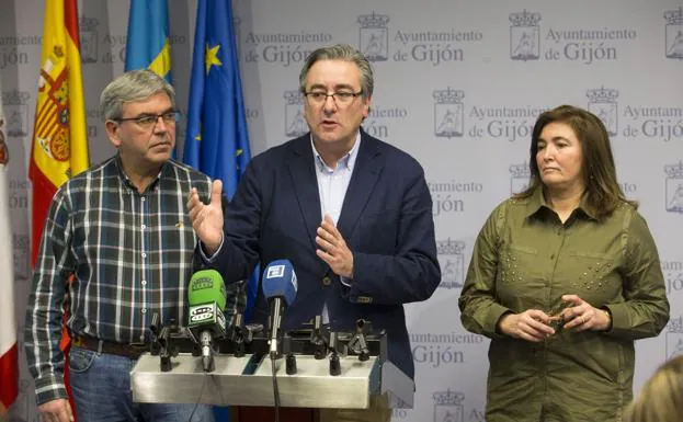 Los tres concejales del PP presentan los datos sobre los escritos en asturiano recibidos en 2017. 