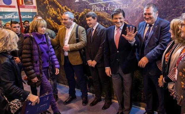 María Teresa Fernández de la Vega, ayer, junto a Javier Fernández en Fitur.  