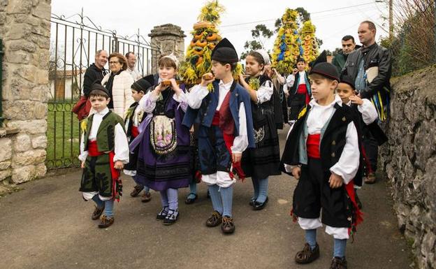 Ocho niños participaron en el traslado del ramo en Bricia.