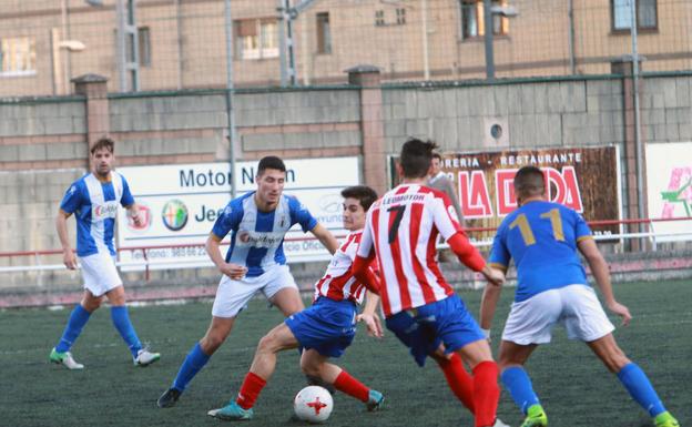 Una de las jugadas del partido. 