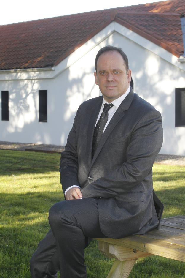 Pablo Martín, en el exterior de las oficinas de Izertis, en el Intra. 