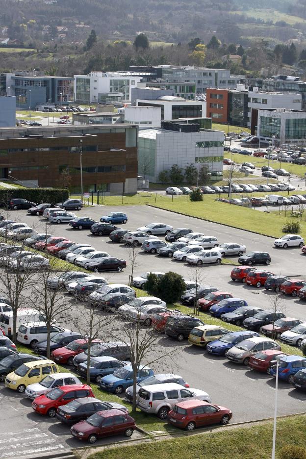 Vehículos estacionados en el aparcamiento existente entre el Parque Científico y la Laboral. 