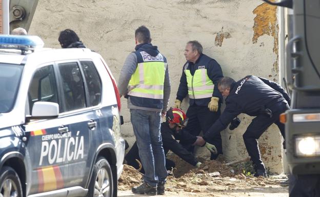 Policías de la Comisaría de Gijón desplazados a León, en la búsqueda de la mujer y el bebé en un solar de Matadeón de los Oteros