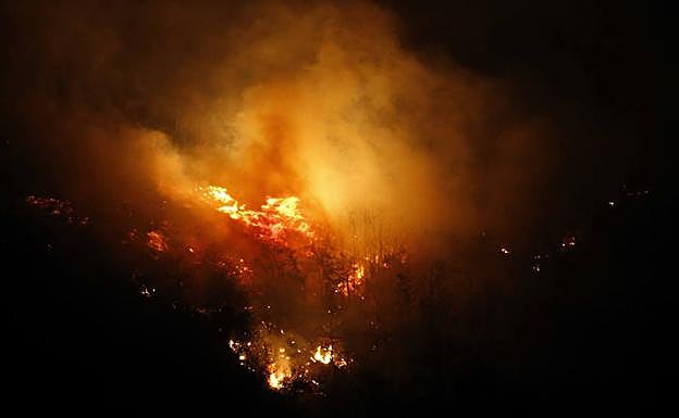 Incendio forestal en un monte de Asturias