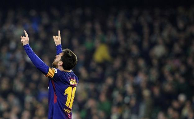 Leo Messi celebra uno de sus dos goles en el Villamarín. 