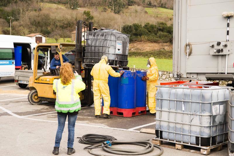 Bomberos y operarios de Inteco Astur lograron estabilizar el producto que produjo una reacción química en un camión que se dirigía a Galicia
