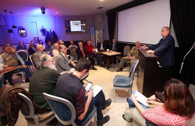 Pedro Rodríguez Cortés se dirige a los presentes en el café Ópera, entre los que se encontraban Santos Muñoz, José María Navia-Osorio, Juan Pérez Zaldívar, Jaime Álvarez-Buylla o José Luis Felgueroso, entre otras personas. 