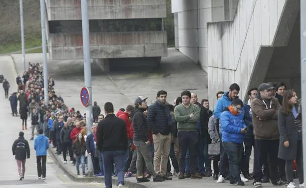 Colas en el Tartiere para conseguir entradas para el derbi