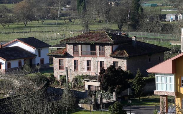 Vista del palacio de los Prieto, en Bueño. :